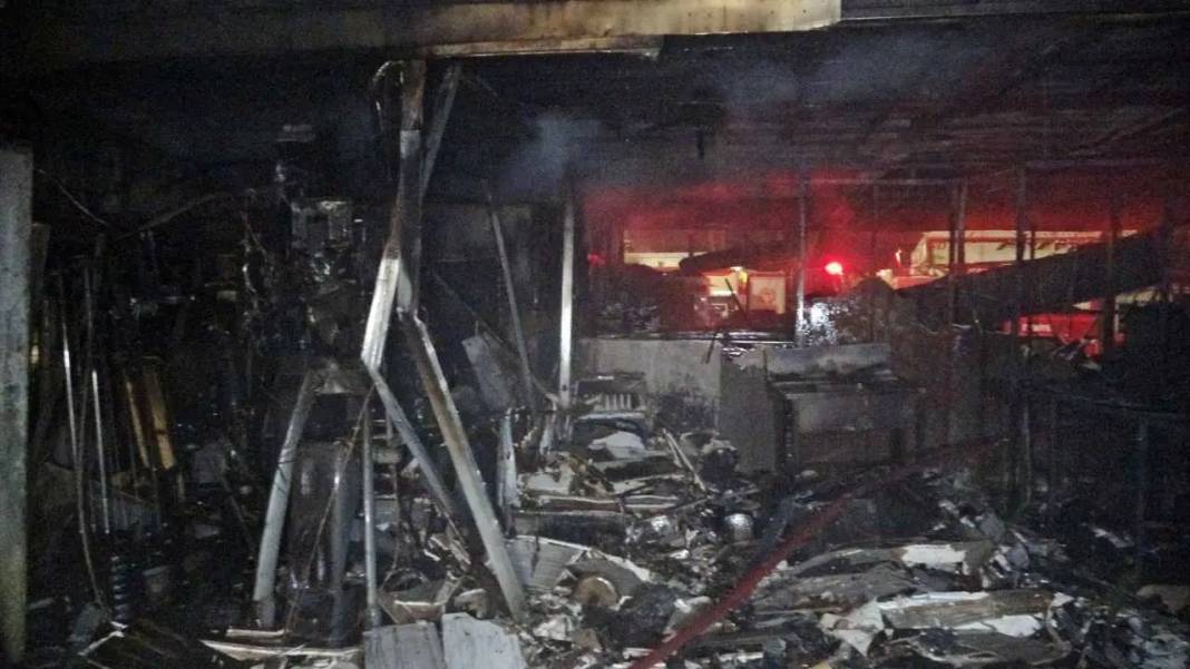 Konyaaltı Sahilinde Kafe Kül Oldu: 5 Yavru Yanarak Can Verdi! 7